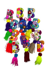 Cargar imagen en el visor de la galería, Pompones Letras bordadas