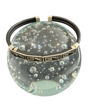 Cargar imagen en el visor de la galería, Pulsera grabada con greca