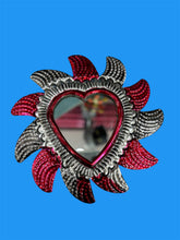 Cargar imagen en el visor de la galería, Corazón de hoja de lata