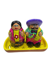 Cargar imagen en el visor de la galería, Juego Adelita y Pepe, salero y pimentero