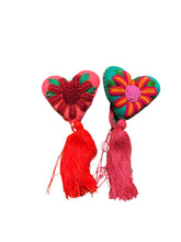 Cargar imagen en el visor de la galería, Pompones corazón bordado rococo