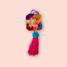 Cargar imagen en el visor de la galería, Pompones Letras bordadas