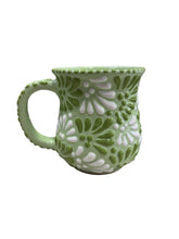 Cargar imagen en el visor de la galería, Juego de café en Talavera verde plumeado