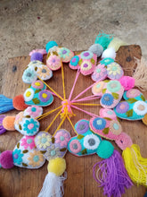 Cargar imagen en el visor de la galería, Pompones surtidos