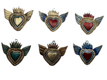 Cargar imagen en el visor de la galería, Corazones en repujado