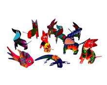 Cargar imagen en el visor de la galería, A1) Set surtido de 12 alebrijes Mini