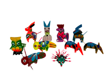 Cargar imagen en el visor de la galería, A1) Set surtido de 12 alebrijes Mini