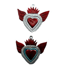 Cargar imagen en el visor de la galería, Corazones en repujado