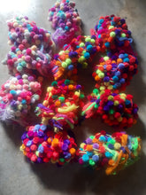 Cargar imagen en el visor de la galería, Pompones de cortina