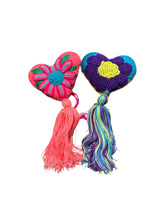 Cargar imagen en el visor de la galería, Pompones corazón bordado rococo