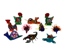 Cargar imagen en el visor de la galería, A1) Set surtido de 12 alebrijes Mini