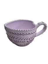 Cargar imagen en el visor de la galería, Taza corazón plumeada
