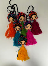 Cargar imagen en el visor de la galería, Pompones Frida