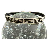 Cargar imagen en el visor de la galería, Pulsera grabada con greca