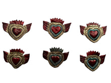 Cargar imagen en el visor de la galería, Corazones en repujado