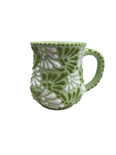 Cargar imagen en el visor de la galería, Juego de café en Talavera verde plumeado