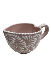 Cargar imagen en el visor de la galería, Taza corazón plumeada