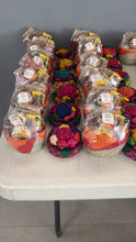 Cargar imagen en el visor de la galería, Canasta de dulces convenciones personalizadas