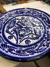 Cargar imagen en el visor de la galería, Plato de talavera en diferentes tamaños
