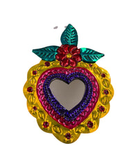 Cargar imagen en el visor de la galería, Corazón con flor chico
