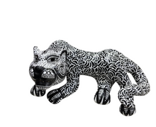Cargar imagen en el visor de la galería, Jaguar grande de barro fino
