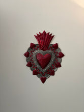 Cargar imagen en el visor de la galería, Corazón tridimensional con ondas, hoja de lata
