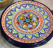 Cargar imagen en el visor de la galería, Plato de talavera en diferentes tamaños
