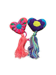 Pompones corazón bordado rococo