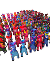 Cargar imagen en el visor de la galería, Set surtido 12 alebrijes medianos

