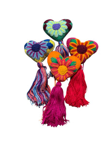 Pompones corazón bordado rococo