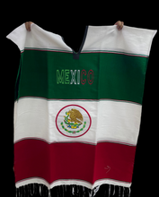 Cargar imagen en el visor de la galería, Jorongo tricolor con Escudo Nacional
