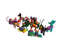 Cargar imagen en el visor de la galería, A1) Set surtido de 12 alebrijes Mini
