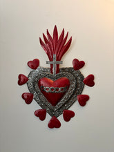 Cargar imagen en el visor de la galería, Corazón con cruz, hoja de lata

