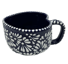 Cargar imagen en el visor de la galería, Taza corazón plumeada
