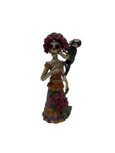 Cargar imagen en el visor de la galería, Frida con ramo y chango
