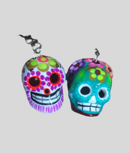 Cargar imagen en el visor de la galería, Llaveros calavera y llaveros tricolor
