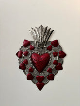 Cargar imagen en el visor de la galería, Corazón Flor de Lis, hoja de lata
