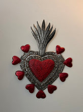 Cargar imagen en el visor de la galería, Corazón labrado, hoja de lata
