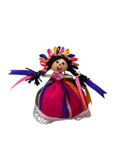 Cargar imagen en el visor de la galería, Muñeca Lele prendedor
