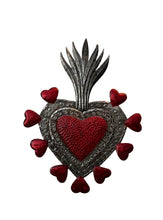 Cargar imagen en el visor de la galería, Corazón labrado, hoja de lata
