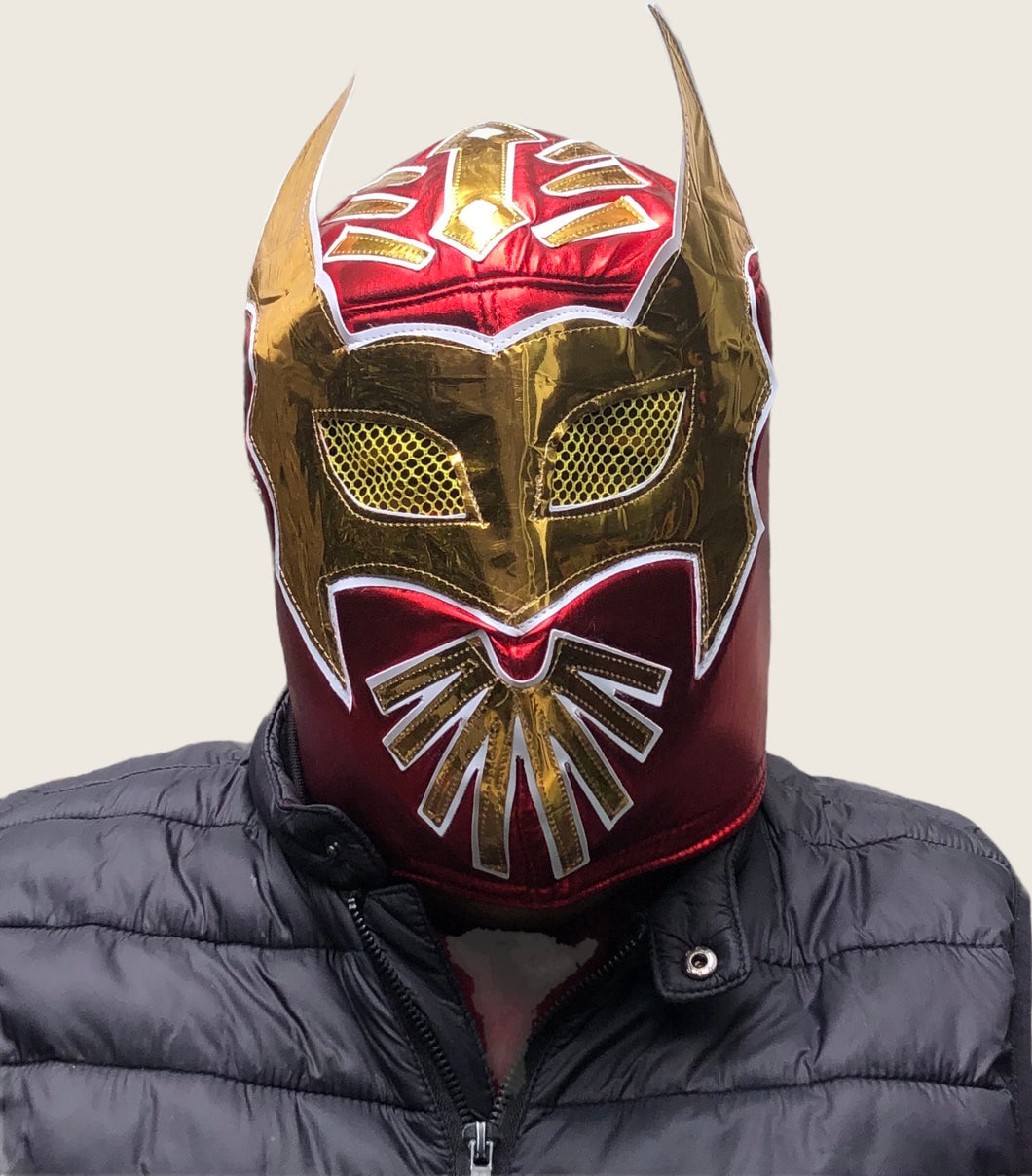 Máscara rojo con dorado