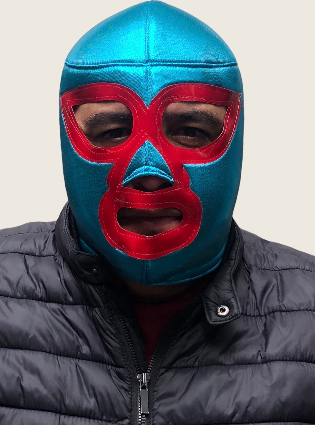 Máscara azul turquesa con rojo